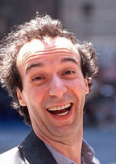 roberto-benigni-arme-feu-pistolet-attaque-lecture
